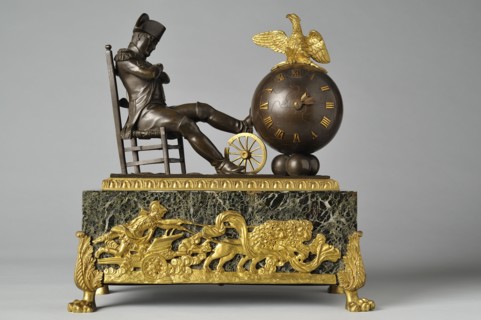 Pendule de cheminée, "L'Empereur Napoléon 1er assoupi à la veillée de Wagram"