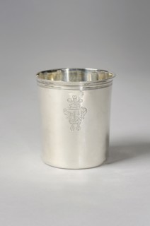 Gobelet en argent portant des armes gravées