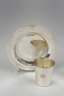 Petite timbale et assiette en argent portant des armes.