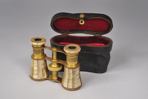 Paire de petites jumelles de théâtre