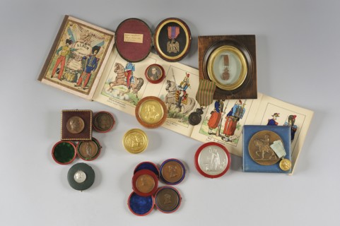 Ensemble de médaille et Tabatières