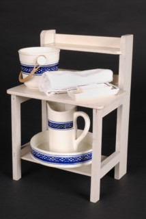 Jouet : tablette de toilette en bois pour poupée