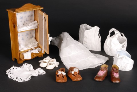 Toy : folding wash stand for dolls