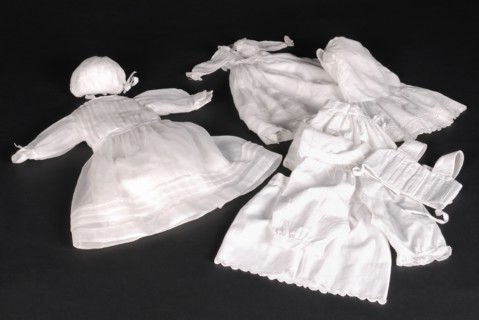 Jouet : ensemble de robes et bonnets en dentelle