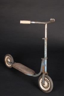 Jouet : trottinette bleue