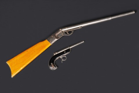 Toys : Eureka rifle and black arrow pistol