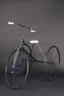 Jouet : tricycle bleu et blanc