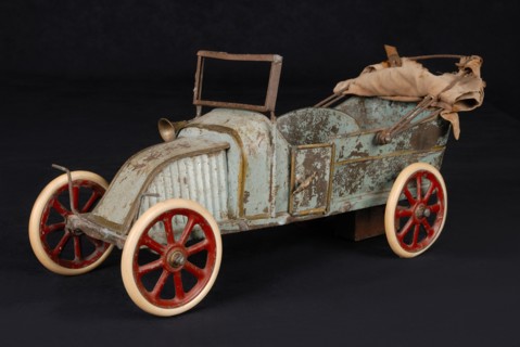 Jouet : automobile en tôle peinte