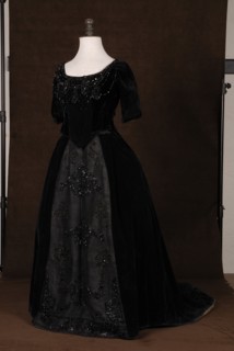 Costume de théâtre : robe style Louis XIV dans la pièce "Le bossu"