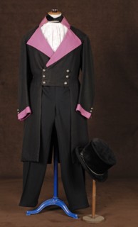 Costume de théâtre : costume 1830 à revers violet