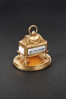 Médaillon de cou en or, en forme de tombeau