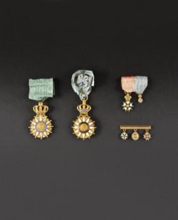 Médailles et l'Ordre de la Réunion, de l'Ordre de la Légion d'Honneur, et de l'Ordre de Saint-Louis (avers)