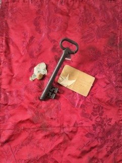 Clef, morceau de papier peint et fragments de tissu de la période révolutionnaire