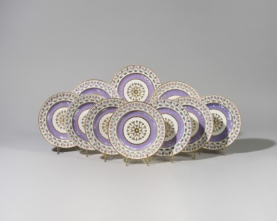 12 assiettes du service "fond violet" en porcelaine de Sèvres