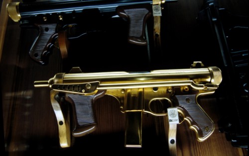 ITALIE. L'USINE D'ARMEMENT BERETTA, L'UNE DES PLUS CELEBRES DANS LA FABRICATION D'ARMES DE CHASSE