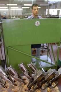 ITALIE. L'USINE D'ARMEMENT BERETTA, L'UNE DES PLUS CELEBRES DANS LA FABRICATION D'ARMES DE CHASSE