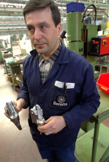 ITALIE. L'USINE D'ARMEMENT BERETTA A VAL TROMPIA, L'UNE DES PLUS CELEBRES DANS LA FABRICATION
