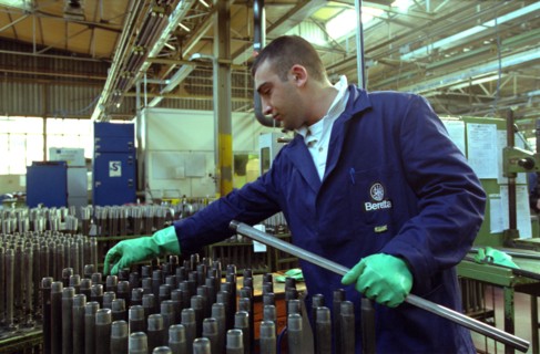 ITALIE. L'USINE D'ARMEMENT BERETTA A VAL TROMPIA, L'UNE DES PLUS CELEBRES DANS LA FABRICATION