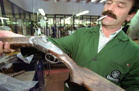 ITALIE. L'USINE D'ARMEMENT BERETTA A VAL TROMPIA, L'UNE DES PLUS CELEBRES DANS LA FABRICATION