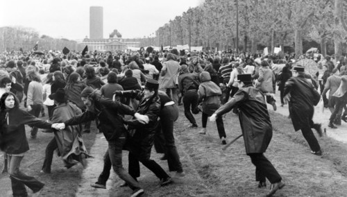 Manifestation anti-nucléaire sur le Champ de Mars, Paris, 1973