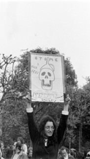 Manifestation anti-nucléaire sur le Champ de Mars, Paris, 1973