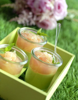 Repas en rose et vert : crème d'avocat et pamplemousse rose
