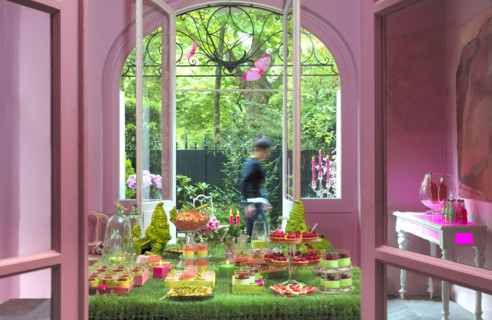 Repas en rose et vert : table décorée
