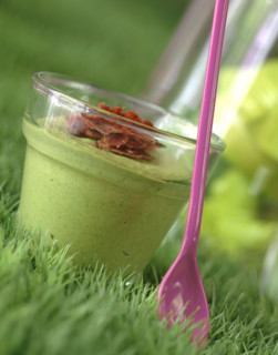 Repas en rose et vert : bavarois de petits pois, éclats croustillants de bacon
