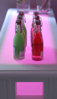 Repas en rose et vert : bouteilles de sirop