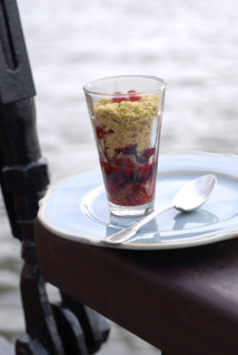 Menu Yachting : crumble pistaches-cerises