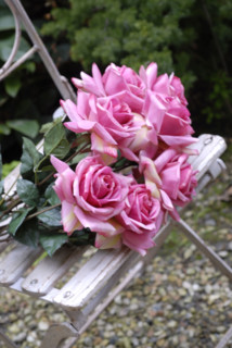 Repas en rose et vert : bouquet de roses