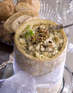 Repas de Noël en strass : fourme d'Ambert marinée au porto