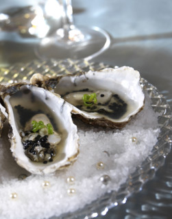Dîner glamour "Esprit couture" : fraîcheur d'huîtres aux perles de harenga