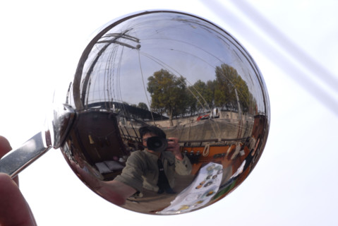 Bienvenue à bord avec un menu "Yachting", idée déco : reflet dans une louche