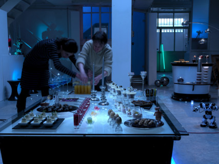 Dîner "Totally space" : installation du décor du buffet