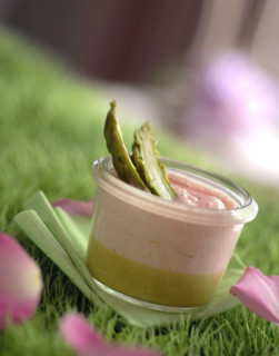 Repas en rose et vert : mousse de tarama aux asperges vertes