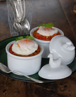 Repas "tout à l'oeuf" : confit de légumes à l'oeuf cassé