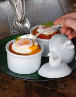 Repas "tout à l'oeuf" : confit de légumes à l'oeuf cassé