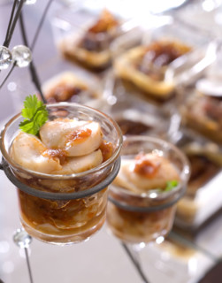 Repas de Noël en strass : tartare de saint-jacques et compotée de tomates au chorizo