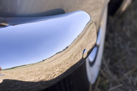 Pique-nique "Tour de France", reflet dans un pare-choc de voiture