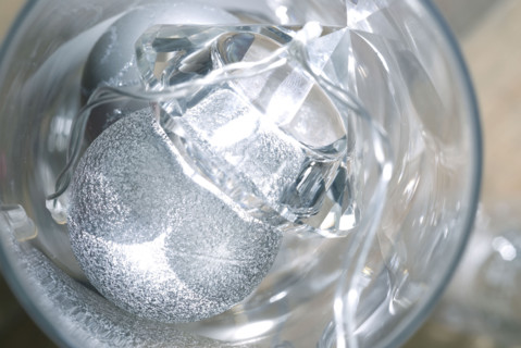 Repas de Noël en strass, idée déco : boule transparente
