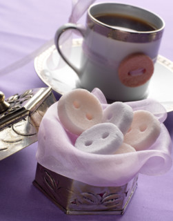 Dîner glamour "Esprit couture" : sucres en forme de boutons pour accompagner le café