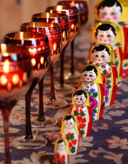 Dîner du Grand Nord, idée déco : poupées russes et verres gravés