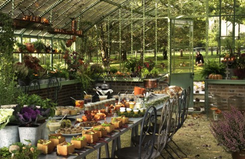 Repas forestier: table décorée dans une serre