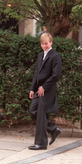 le prince William portant l'uniforme de l'Eton College pour son premier jour