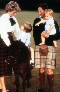 Prince Charles avec la princesse de Galles et ses fils Harry et William au Château de Balmoral
