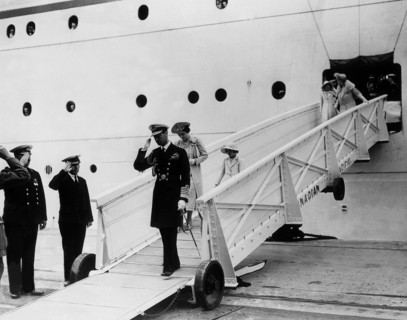 Le roi George VI, sa femme la reine Elizabeth et leur fille la princesse Elizabeth arrivent à