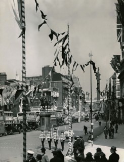 Whitehall orné avec des drapeaux et banderoles dans la préparation pour le couronnement du roi George VI.