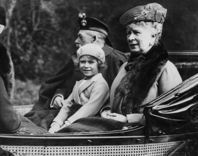 La Princesse Elizabeth de retour de l'église de Crathie, se dirigeant vers Balmoral
