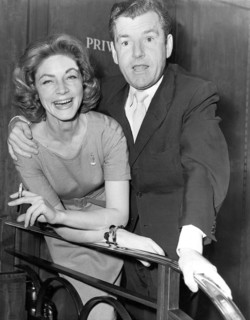 Kenneth More et Lauren Bacall